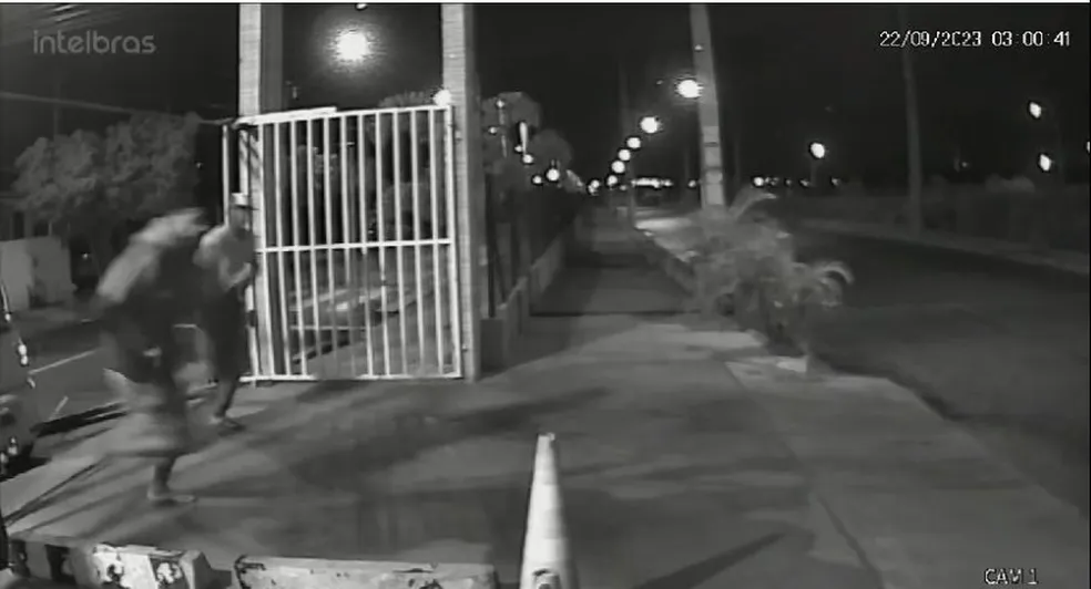 Motorista bate carro e derruba portão de prédio para escapar de sequestro relâmpago em Maceió