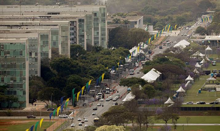 Imagem aérea da esplanada mostra diferença entre desfile de Lula e de Bolsonaro; VEJA