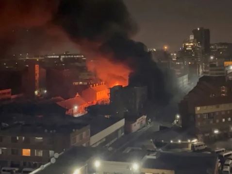 Tragédia: dezenas de pessoas são queimadas vivas em incêndio na África do Sul; VEJA VÍDEO