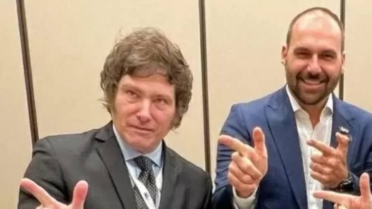 Eduardo Bolsonaro afirma que Javier Milei obteve apoio do candidato que ficou em 4° lugar na disputa, VEJA VÍDEO