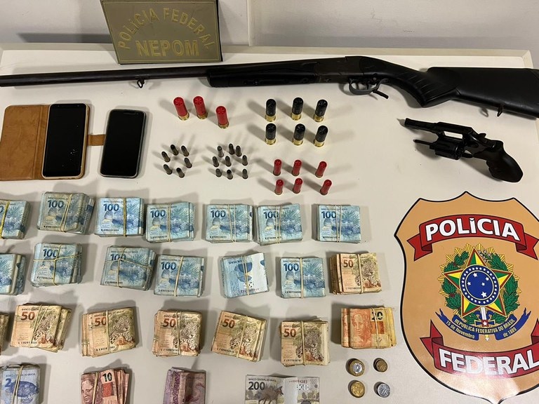 PF apreende mais de 80 mil reais, duas armas e aproximadamente 12 mil litros de diesel