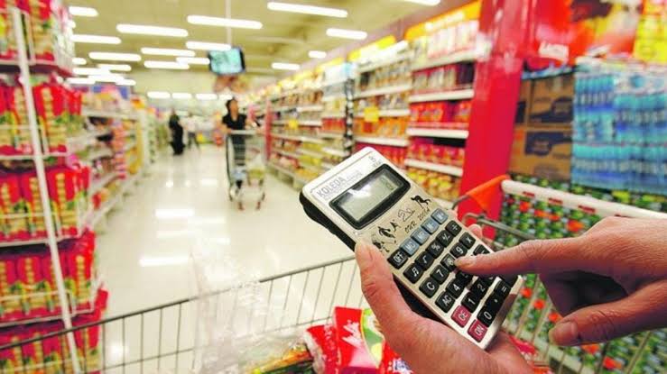 Aperto financeiro leva brasileiro a comprar só o essencial, diz pesquisa