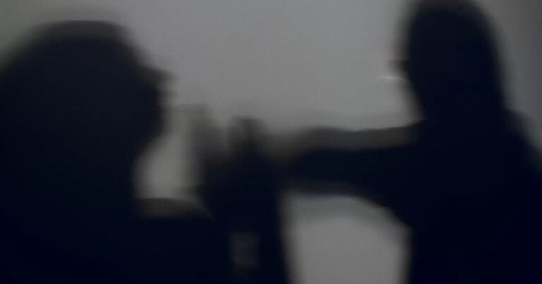 Casal sofre ataque de grupo de 20 homens após tentar defender mulher que era agredida