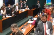 DEPUTADOS da BASE do GOVERNO abandonam sessão em PROTESTO a PL contra UNIÃO LGBT