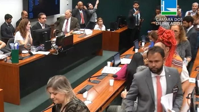 DEPUTADOS da BASE do GOVERNO abandonam sessão em PROTESTO a PL contra UNIÃO LGBT