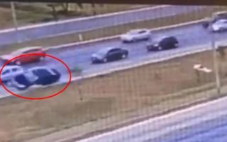 Vídeo flagra momento em que delegada é fechada e capota carro