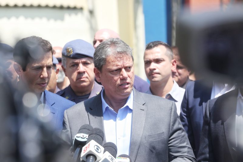 TARCÍSIO de Freitas sobre ATAQUE A ESCOLA: ‘É hora de REVER TUDO o que a gente está FAZENDO’