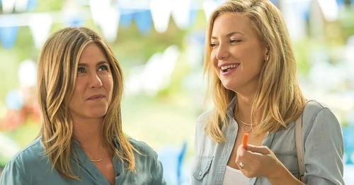 O filme de comédia romântica com Jennifer Aniston que está bombando na Netflix