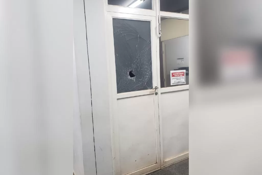 Mulher surta em delegacia após ser pega em teste do bafômetro; Veja imagens