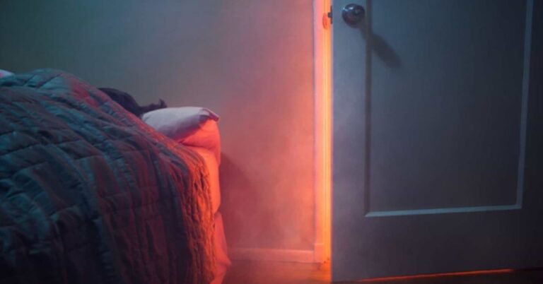 Por que não devemos deixar a porta do nosso quarto aberta à noite