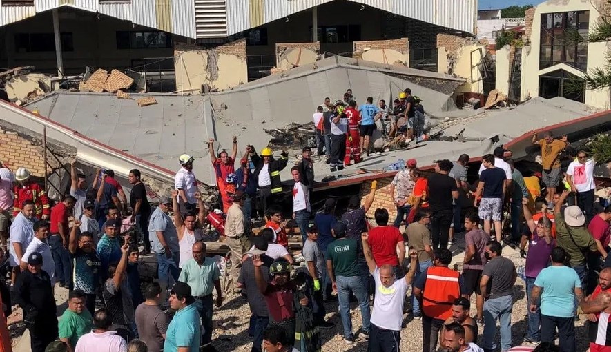 Teto de igreja desaba durante missa e mata 10 pessoas; veja vídeos