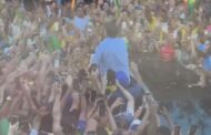 Multidão: novas imagens impressionantes mostram Bolsonaro 'nos braços do povo' em Fortaleza; VEJA VÍDEO