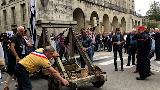 MUNDO: MANIFESTANTES ARMAM CATAPULTA PARA PROTESTAR CONTRA PREFEITURA