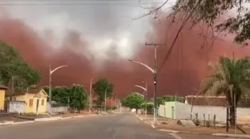 Vídeos: nuvem de poeira chama a atenção no interior de Goiás; veja