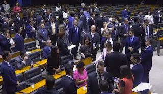 BRASIL: PARLAMENTARES FAZEM NOVO ANÚNCIO ENVOLVENDO PROTESTO CONTRA INTERFERÊNCIA DO STF