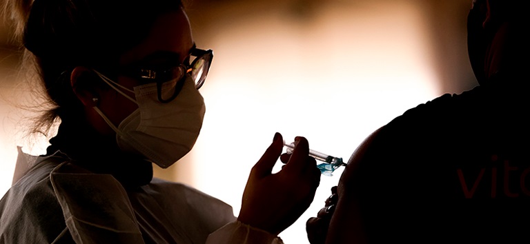 Países que não vacinaram têm menos casos de morte de Covid-19?