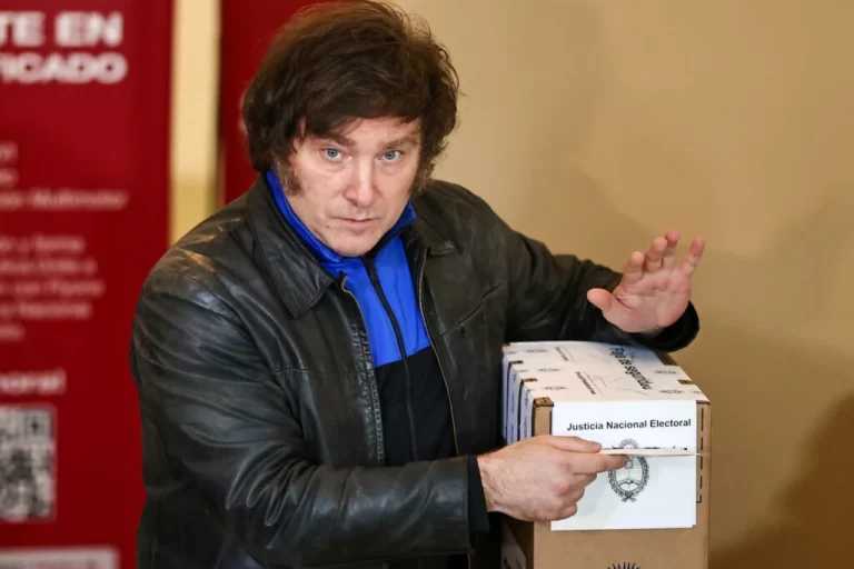 Javier Milei vota em Buenos Aires, no dia em que completa 53 anos