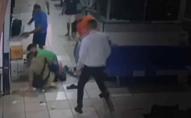 Policial é atacado com faca e reage; agressor acabou morto