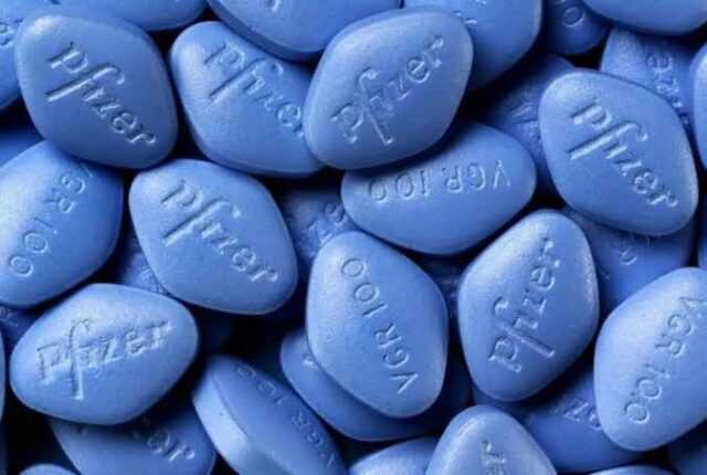Homem toma dose dobrada de Viagra e fica cego de um olho