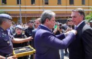 Bolsonaro recebe homenagem de Tarcísio em evento da Rota
