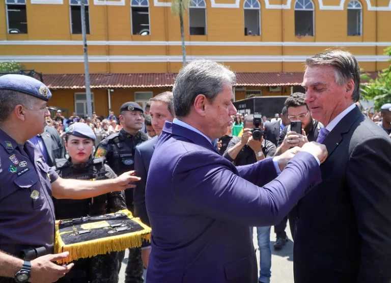 Bolsonaro recebe homenagem de Tarcísio em evento da Rota