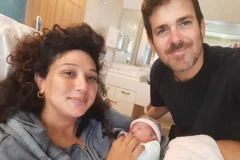 Cineasta é morto pelo Hamas ao tentar proteger esposa e bebê