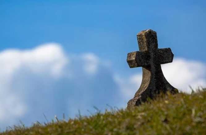 Morto é ‘intimado’ no cemitério, mas não atende o oficial de justiça