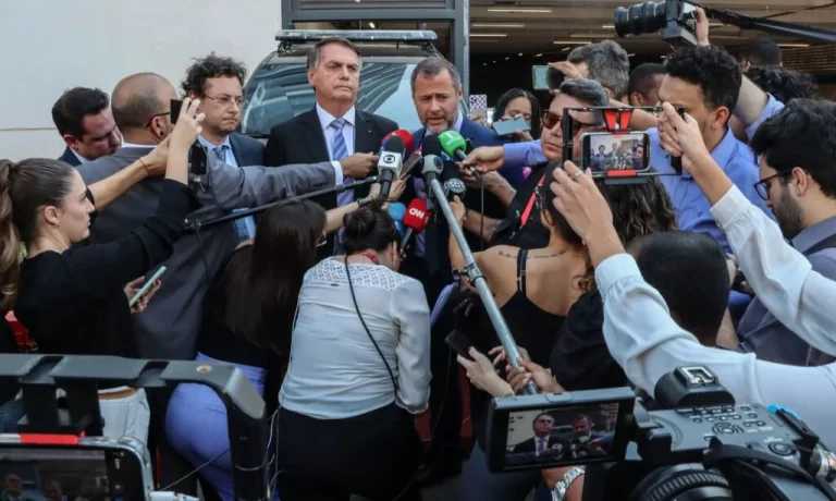 Bolsonaro vai à PF, mas fica em silêncio por discordância de foro: “STF não tem competência para conduzir o caso”