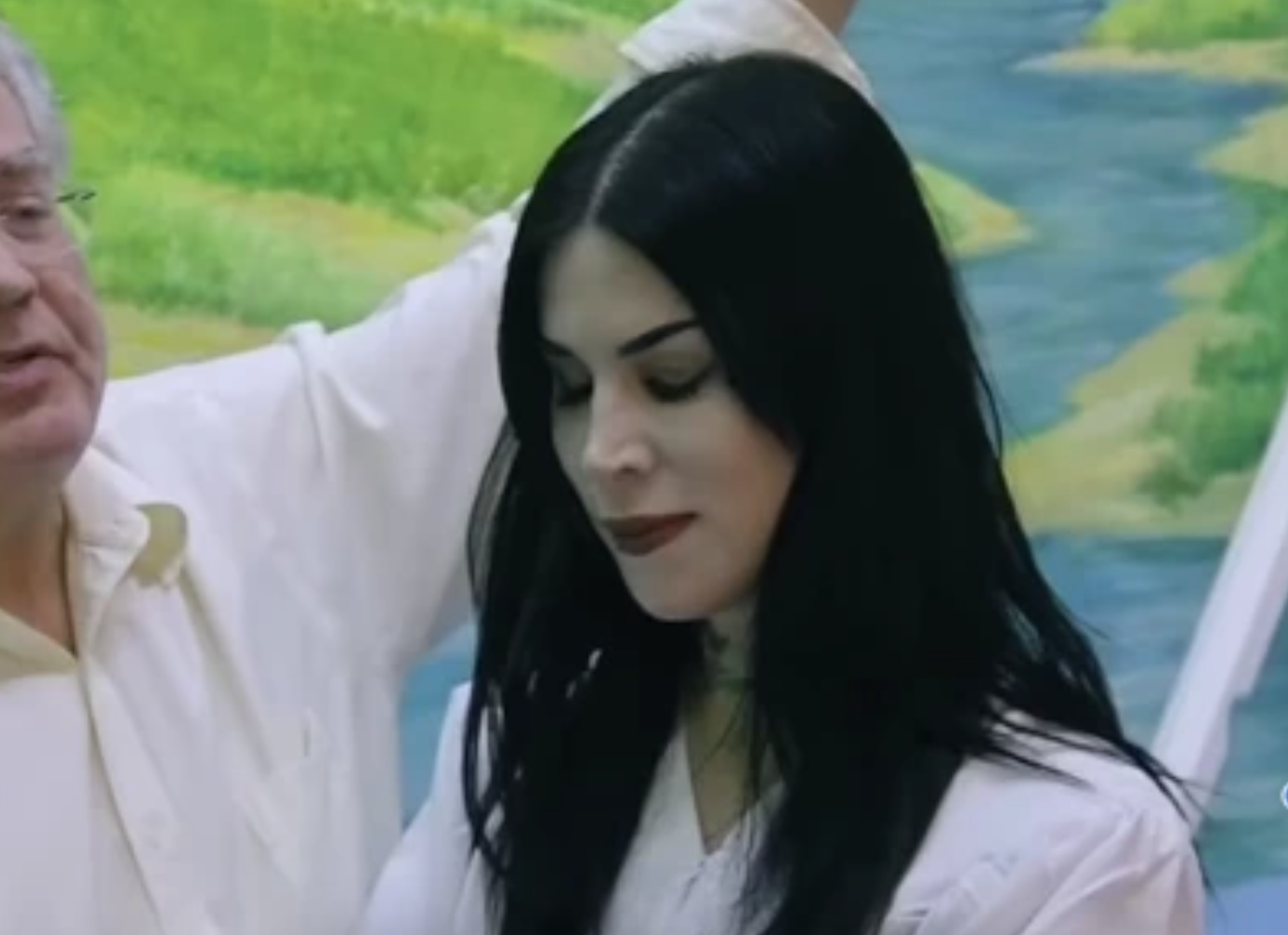 Tatuadora de celebridades é batizada após renunciar a bruxaria