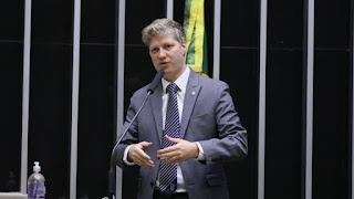 BRASIL: DEPUTADO MARCEL VAN HATTEM REBATE PETISTA NA CÂMARA E CHAMA LULA DE “CRIMINOSO”