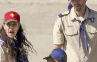 Mila Kunis e Ashton Kutcher limpam praia com jovens vestidos de escoteiros