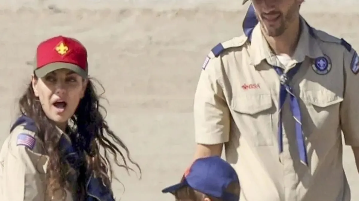 Mila Kunis e Ashton Kutcher limpam praia com jovens vestidos de escoteiros