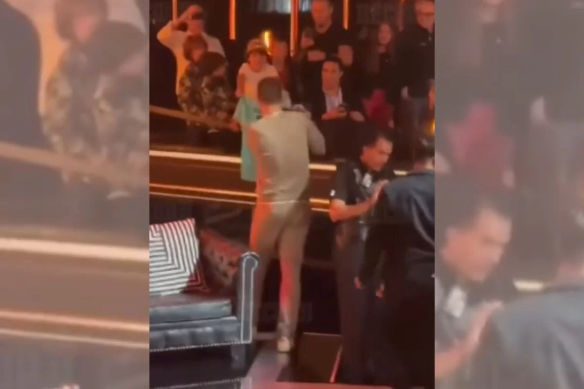 Ex-jogador Piqué cai de uma altura de 2 metros ao atender fã no México; veja vídeo