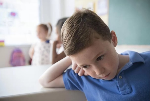 Mãe faz festa para filho e ninguém quer comparecer porque ele é vegano