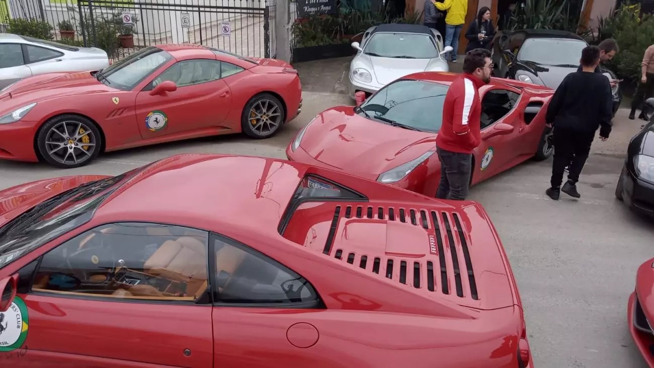 Água da chuva invade garagem com 10 Ferraris avaliadas em R$ 40 milhões; VEJA VÍDEO