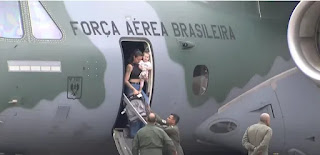 Terceira aeronave da FAB com brasileiros pousa em São Paulo