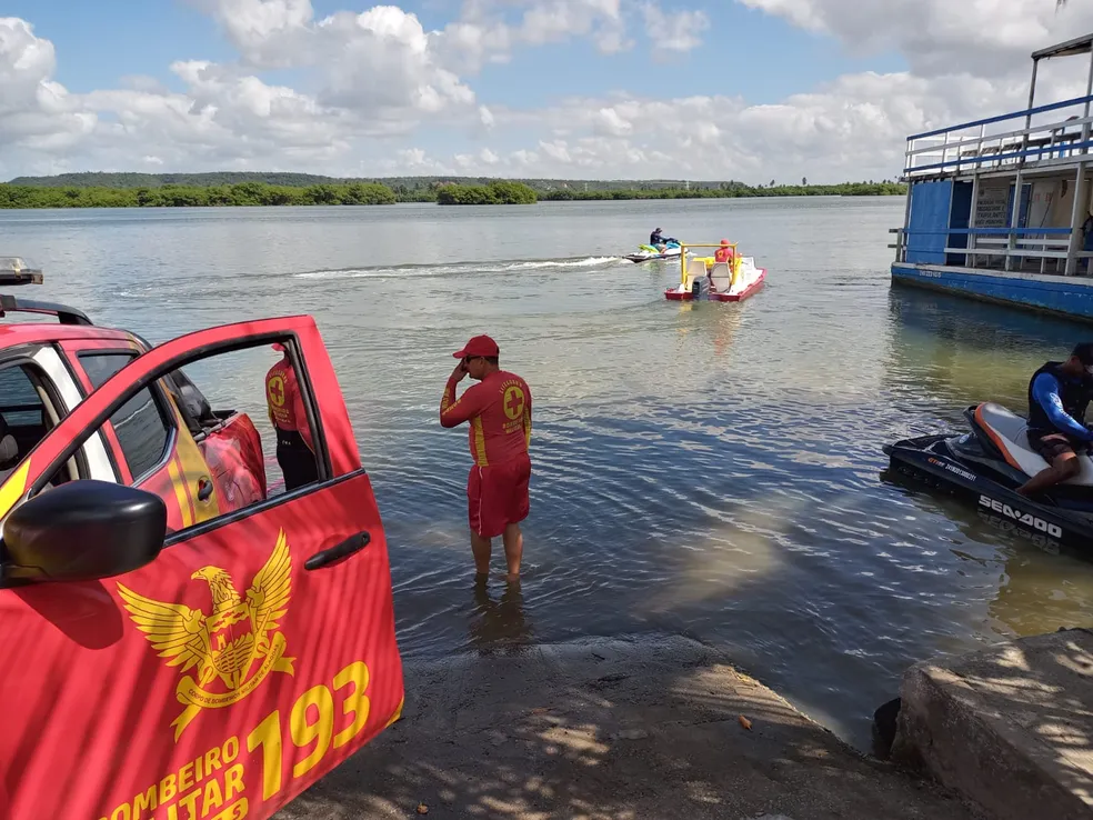 Bombeiros fazem buscas por criança desaparecida na Lagoa Mundaú, em Maceió
