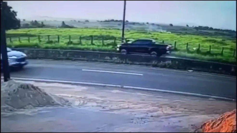 Gravação mostra momento em que casal de ciclista é atropelado por caminhonete em Arapiraca