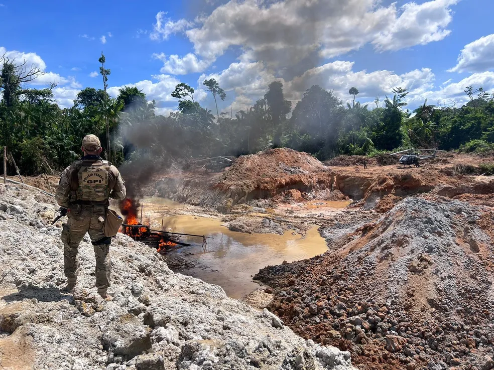 Garimpo ilegal degrada área igual a mais de 100 campos de futebol no Parque Nacional Montanhas do Tumucumaque no AP.