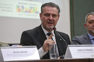 BRASIL: LULA DEMITE MAIS UM MINISTRO