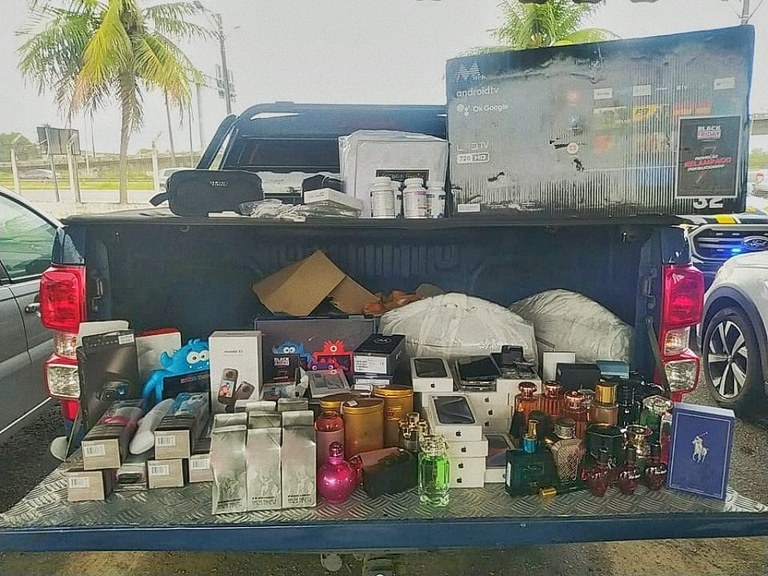 PRF apreende perfumes e eletrônicos sem nota fiscal em Moreno