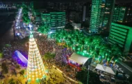 Árvore de Natal com 37 m de altura e túnel luminoso são inaugurados em Maceió