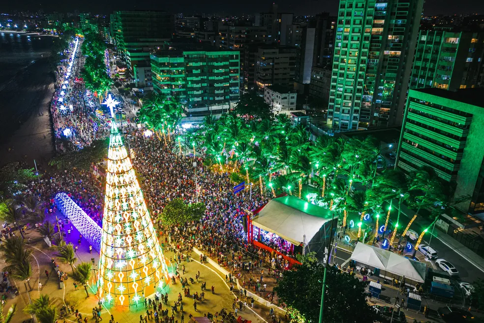 Árvore de Natal com 37 m de altura e túnel luminoso são inaugurados em Maceió