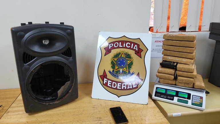 PF apreende caixa de som com maconha em Foz do Iguaçu