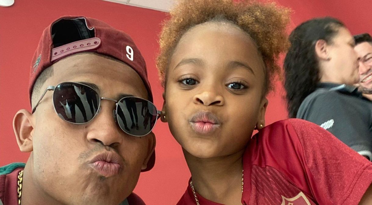 Torcedora mirim do Flu que viralizou nas redes conhece jogadores em CT