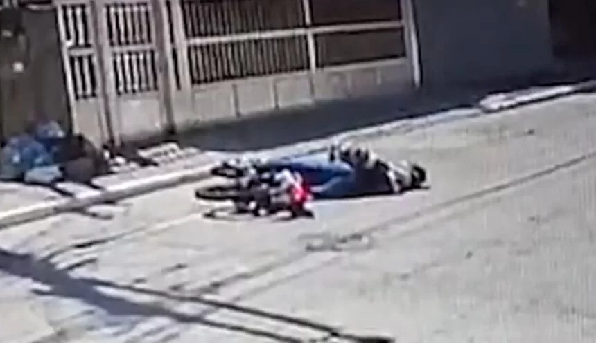 Após praticar roubo, menor morre ao passar mal e cair de moto; VEJA VÍDEO