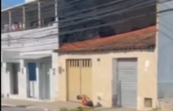 jovem baleado caminha pela rua e morre em calçada no Feitosa, em Maceió