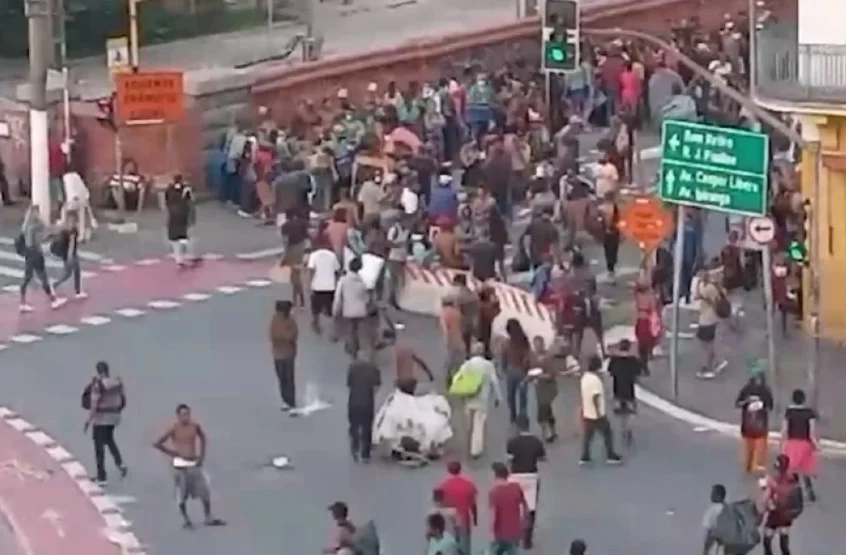 Usuários da Cracolândia invadem a Estação da Luz, no centro