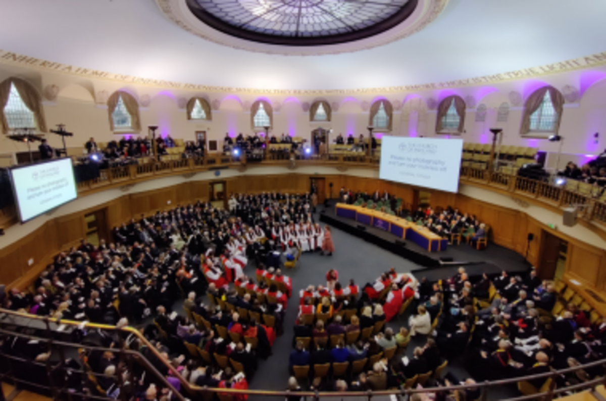 Sínodo da Igreja da Inglaterra se reúne para considerar “bênçãos” para gays