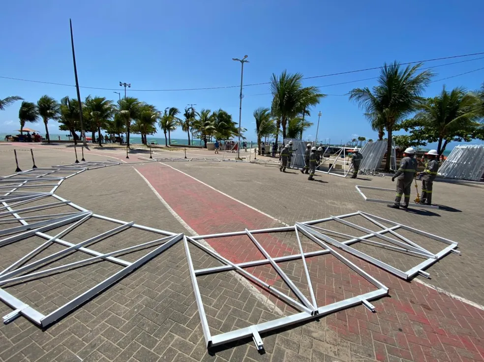 Árvore de Natal gigante começa a ser montada no estacionamento do Marco dos Corais, em Maceió